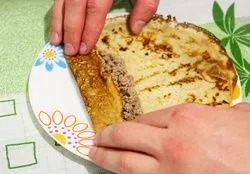 Cum să-și încheie clatite umplute cu rola frumos cu carne, brânză, carne, dreapta