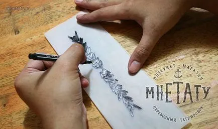 Tatuaj pe mână cu propriile sale mâini pentru a desena Tatuaj pe mână cu propriile sale mâini pentru a desena