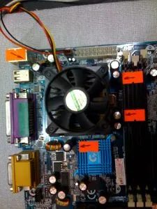 Ce un condensator de pe placa Ce un condensator de pe placa