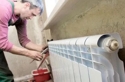 Înlocuirea radiatorului cu mâinile Înlocuirea radiatorului cu mâinile