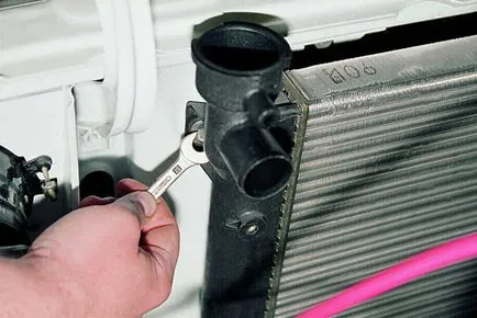 Înlocuirea radiatorului cu mâinile Înlocuirea radiatorului cu mâinile