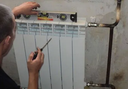Înlocuirea radiatorului cu mâinile Înlocuirea radiatorului cu mâinile