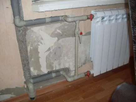 Înlocuirea radiatorului cu mâinile Înlocuirea radiatorului cu mâinile