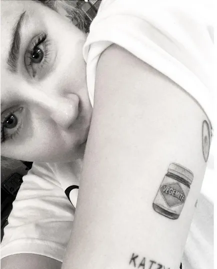 18 Tattoo Mayli Sayrus (dreapta degetul mijlociu) 18 Mayli Sayrus Tatuaje