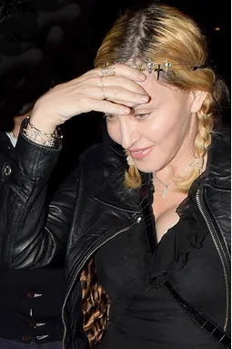 Vârstă de 57 ani Madonna are mâinile reîntinerit foto - femeie e zi