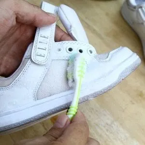 8 moduri de a spăla adidași alb și le fac ca nou (curat) 8 moduri de a spăla adidași alb și a le face ca noi