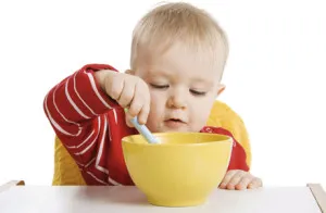 Cum să învețe un copil să mănânce cu un consiliu de formare Komorowski pediatrică primar lingură-te