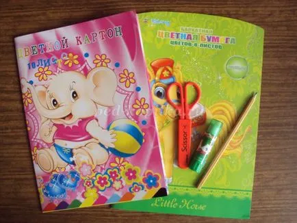 Aplicarea hârtie colorată cu mâinile de pui pentru copii 7-9 ani cu template-uri
