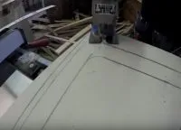 Scaun de bar cu mâinile