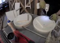 Scaun de bar cu mâinile