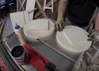 Scaun de bar cu mâinile