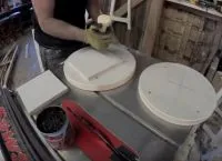 Scaun de bar cu mâinile
