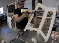 Scaun de bar cu mâinile