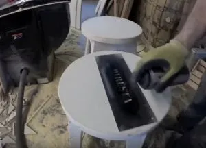 Scaun de bar cu mâinile