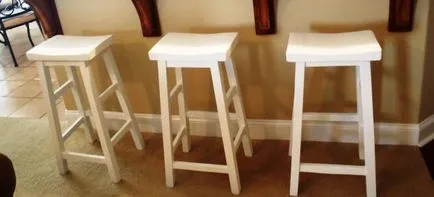 Scaun de bar cu mâinile
