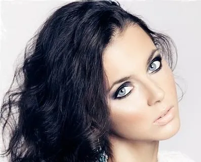 Bruneta cu ochi albastru make-up secrete