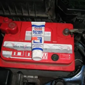 Bornele bateriei grăsime pentru a evita varietate de agenți oxidată, lubrifianți în general eficace (mijloace) Bornele bateriei grăsime pentru a evita varietate de agenți oxidată, lubrifianți în general eficiente
