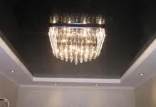 Negru întindere plafon fotografie alb interior, luciu mat și cu un model, design si culoare (foto) Negru plafon stretch fotografie alb în interior, luciu mat și cu un model, design și culoare