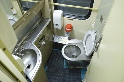 Ce se va întâmpla dacă arunci deșeuri în toaleta trenului la viteză maximă (WC) Ce se va întâmpla dacă arunci deșeuri în toaleta trenului la viteză maximă