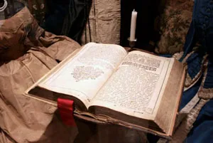 Complotat puternic la un om numit secrete, mai ales ritualuri, vrăji fără (complot puternic pentru un tip numit) Complotat puternic la un om numit secrete, mai ales ritualuri, vrăji fără