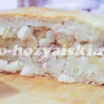 plăcintă de drojdie cu carne și cartofi, reteta cu o fotografie