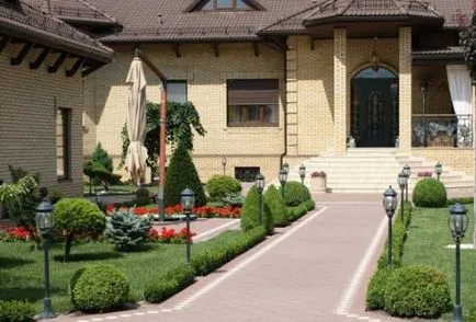 Curtea unei case private - proiectarea și amenajarea teritoriului, exemple de fotografii