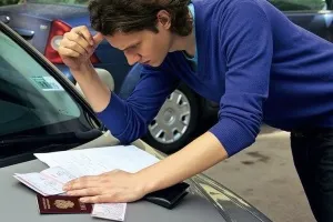 Conducere fără permis - o amendă în 2017 pentru conducere fără permis și să controleze ceea ce amenință un alt