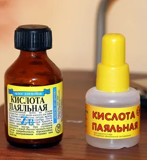 Flux pentru lipirea pieselor metalice pe care acesta este, scopul său, și variații