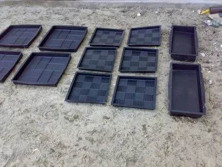 Forme de plăci de trotuar cu mâinile practicile lor de producție