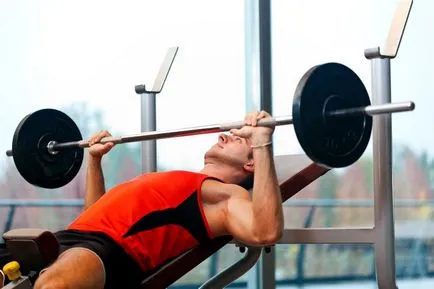 Un set de exerciții cu o halteră pentru incepatori