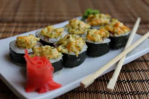 Gătitul tubulatura rulouri delicioase calde acasă, sub formă de rulouri de sushi bar