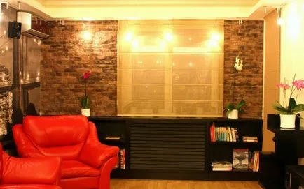 Placi de ghips sub o cărămidă cu mâinile (lui) Placi de ghips sub o cărămidă cu propriile sale mâini