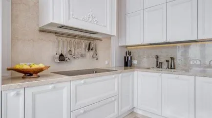Interior bucătărie bej maro