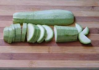 Cât de repede și delicioase pentru a pune cartofi cu dovlecei si rosii (dovlecel) Cât de repede și delicioase pentru a pune cartofii cu dovlecei și roșii