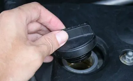 Cum se adaugă ulei de la motor