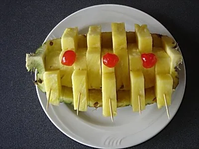 Cât de frumos Lodge ananas pe o masă festivă cum să mănânce ananas