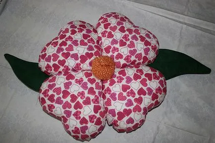 Frumos perna in forma de flori confectionata din tesatura, brodată
