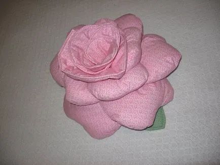 Frumos perna in forma de flori confectionata din tesatura, brodată