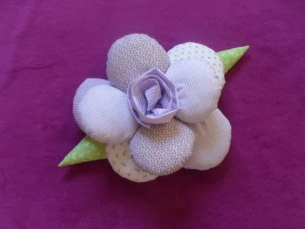 Frumos perna in forma de flori confectionata din tesatura, brodată