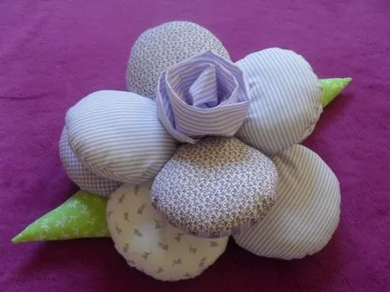 Frumos perna in forma de flori confectionata din tesatura, brodată