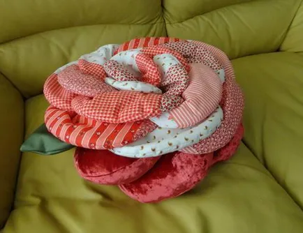 Frumos perna in forma de flori confectionata din tesatura, brodată