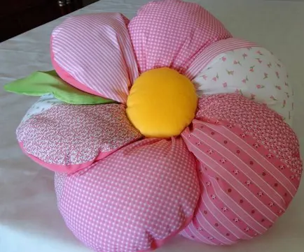Frumos perna in forma de flori confectionata din tesatura, brodată