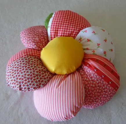 Frumos perna in forma de flori confectionata din tesatura, brodată