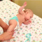 Cum de a preda un copil să se rostogolească peste de la stomac până la spate, cu dreptul de exerciții și (stomac), înapoi la stomac Cum de a preda un copil să se rostogolească peste de la stomac spre spate, de la spate la stomac și exercițiile potrivite