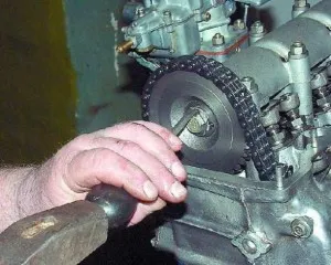 Ca bolt defiletati cu margini rupte sau oblom în tija de alezat (invers) Ca bolt defiletati cu margini rupte sau stud oblom în alezajul