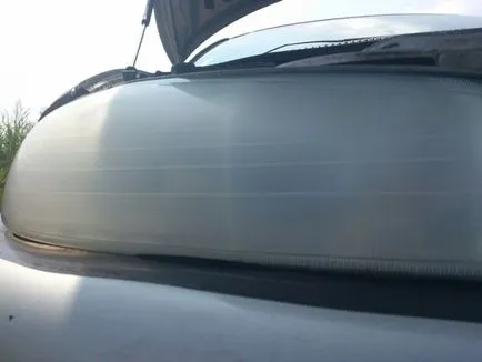 Cum a lustrui farurile masinii cu mâinile foto și video