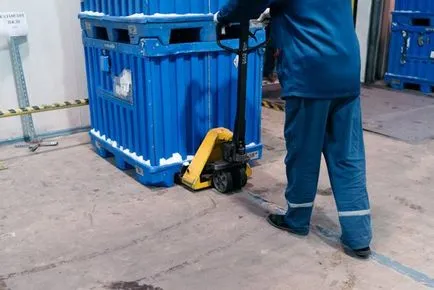 Ca „aproape România» sortează colete și scrisori