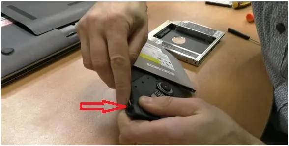 Cum de a pune un al doilea hard disk în laptop, în loc de unitatea optică (pentru a pune un al doilea hard disk într-o unitate optică de notebook-uri) Cum de a pune un al doilea hard disk în laptop, în loc de unitatea optică