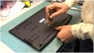 Cum să dezasamblați laptopul acer aspire v5-571 în detaliu