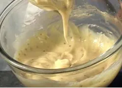 Pui la grătar pe un scuipat în cuptor, pe gratar, in banca